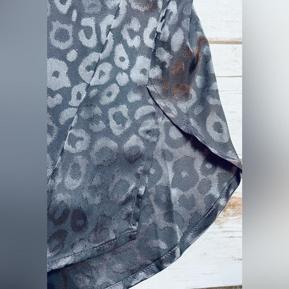 Vici Women’s ACOA Grey Leopard Long Sleeve Blouse Size XS Extra Small - Picture 3 of 4